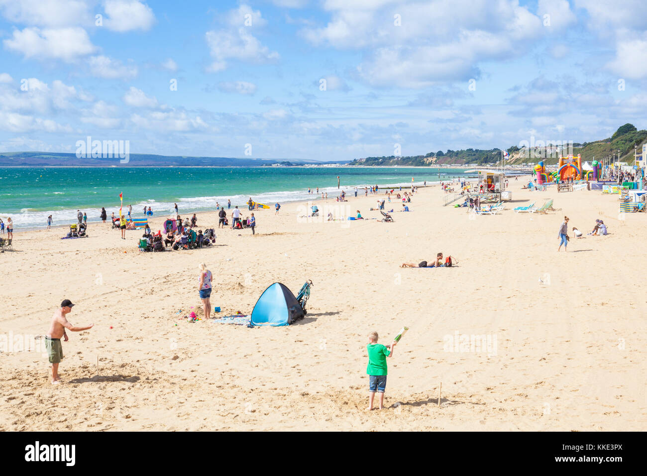 La plage de Bournemouth BOURNEMOUTH Dorset Bournemouth west undercliff beach touristes et des vacanciers sur la plage Bournemouth dorset england uk go Banque D'Images