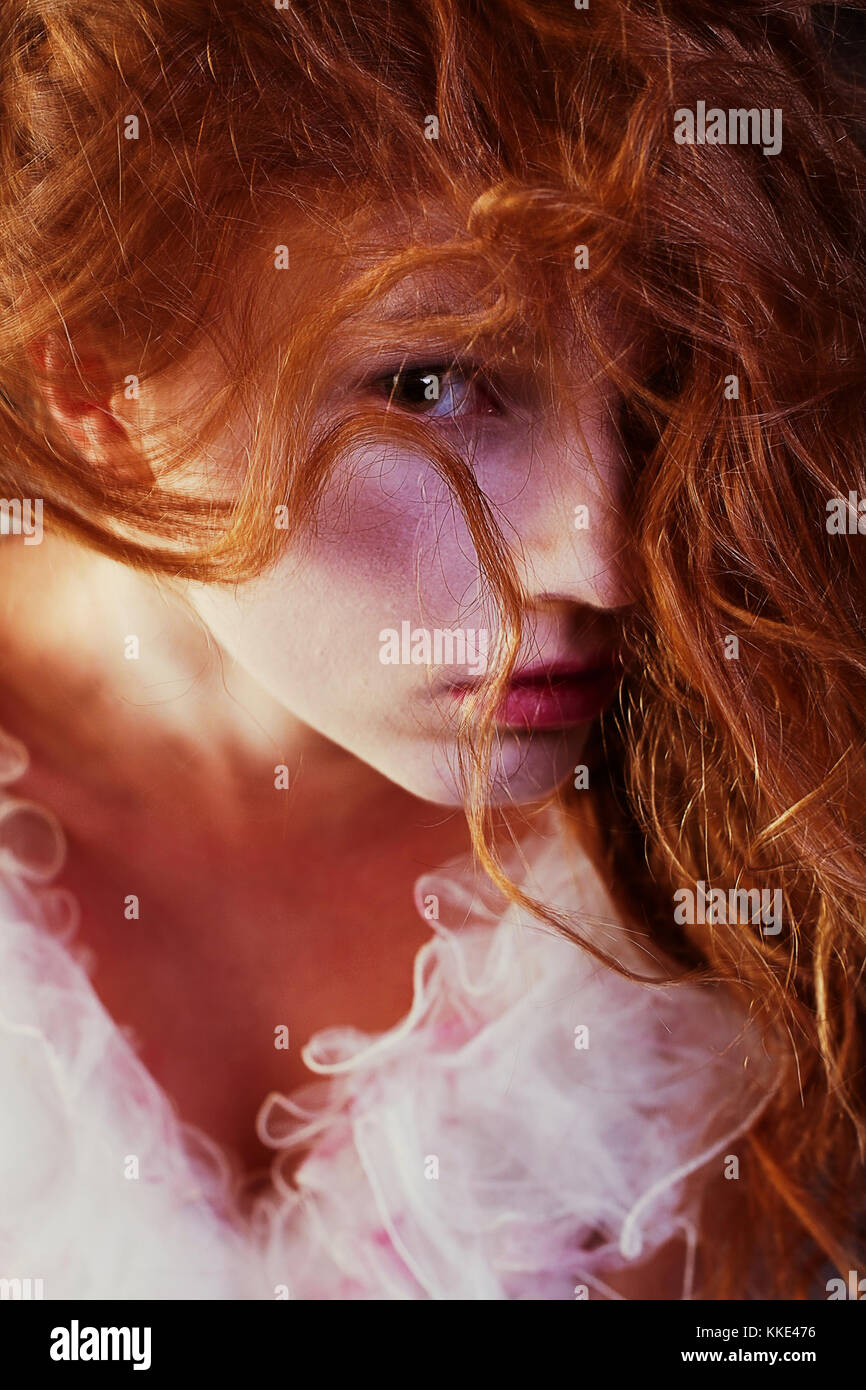 Portrait rétro de red-haired girl queen. studio shot Banque D'Images