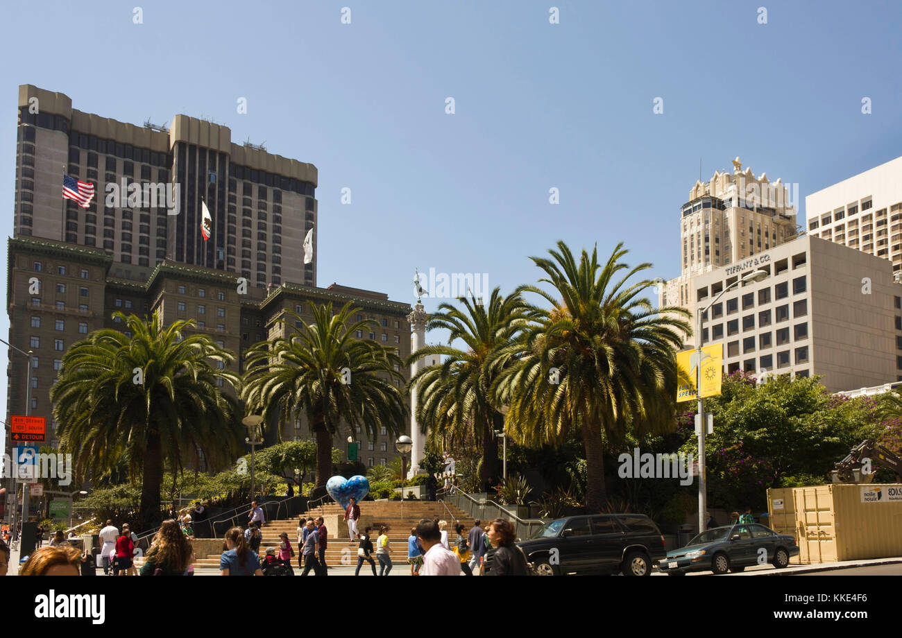 SAN FRANCISCO, USA - Aug 12 2013 : Union Square dans le centre-ville de San Francisco, vue de l'hôtel Westin St Francis hotel en arrière-plan et la Dewey Monumen Banque D'Images