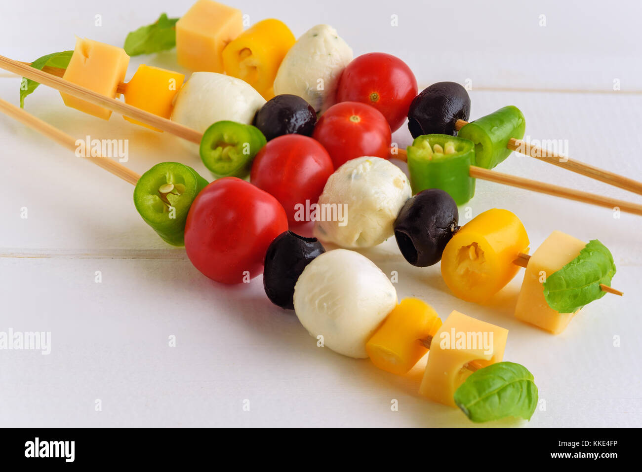 Apéritif sur stick avec divers légumes et fromage. Banque D'Images