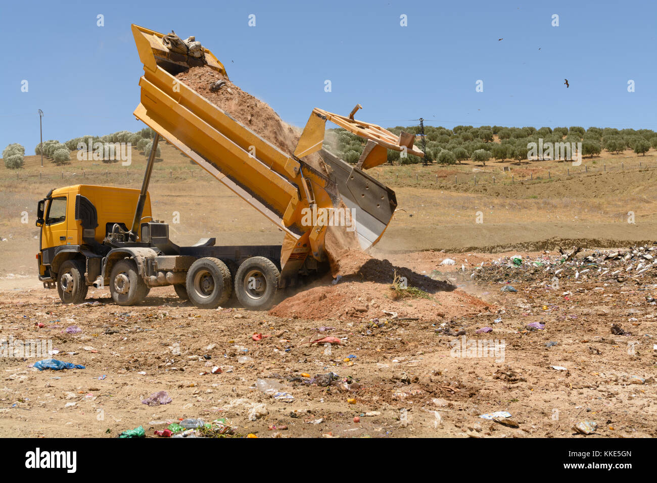 Déchargement de camions dans le sol du site d'enfouissement Banque D'Images