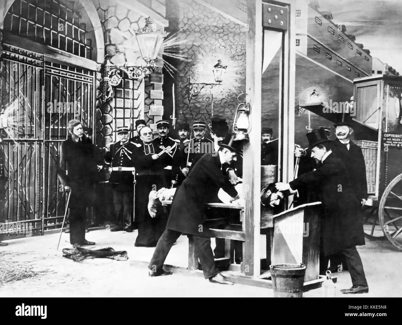 Carte postale française guillotine vers 1900 montrant une exécution de maquette dans un studio de photographe. Banque D'Images