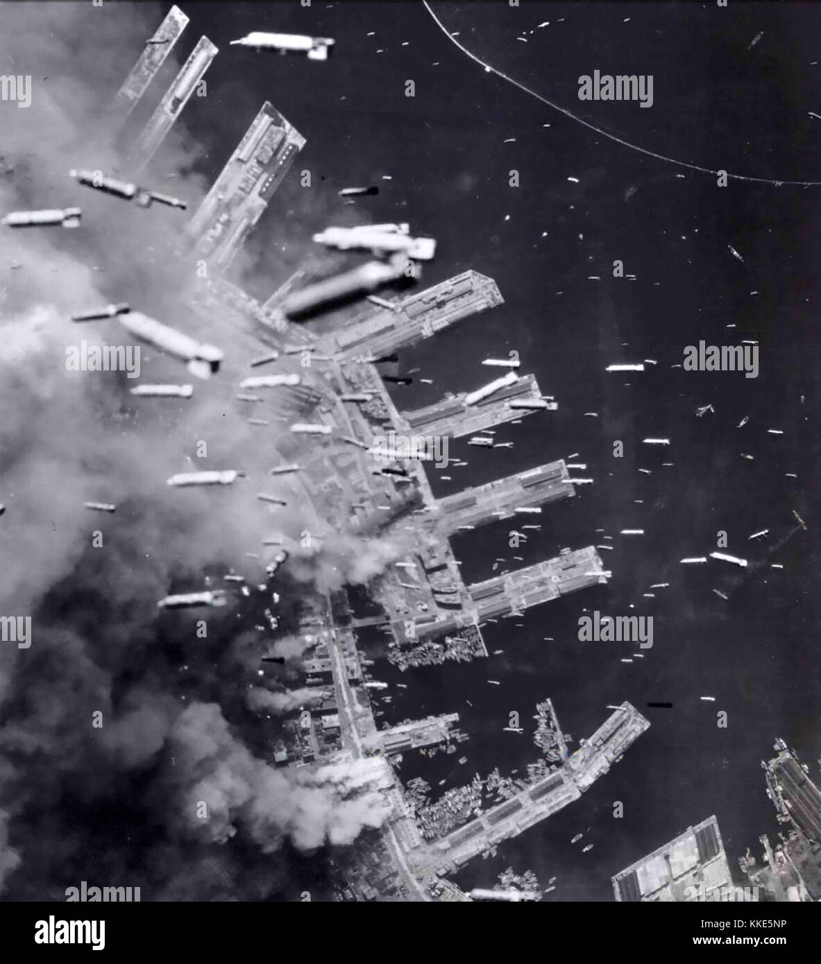 KOBE BOMBARDÉ. Incendiaires de bombardiers USAAF B-29 tombant sur la sixième ville du Japon le 17 mars 1945. Banque D'Images