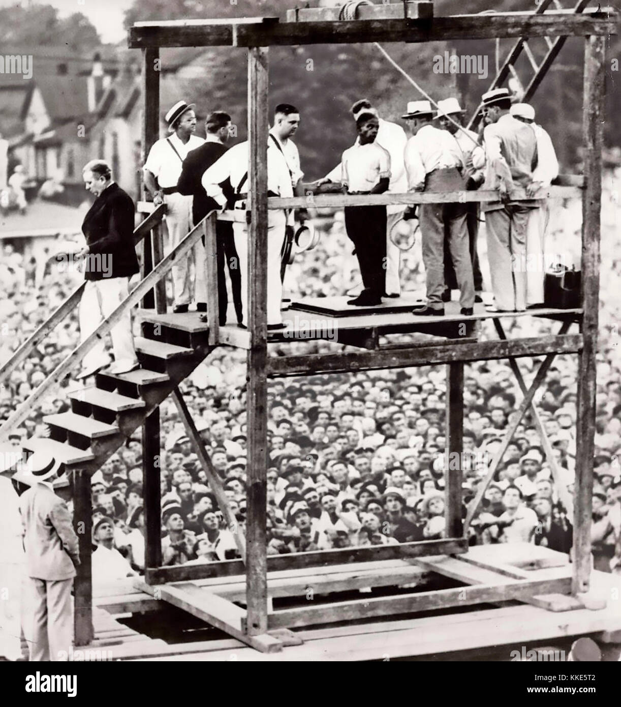 Rainey BETHEA (c 1909-1936) fut la dernière personne à être exécutée en public aux Etats-Unis. Bethea sur l'échafaudage à Owensboro, Kentucky, le 14 août 1936. Banque D'Images