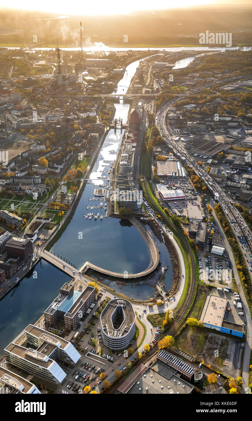 Holzhafen à Duisburg est un point tournant de bateau dans le port intérieur entre la marina et le barrage de Portsmouth, bureau de construction cinq bateaux, Schwanenbrück Banque D'Images