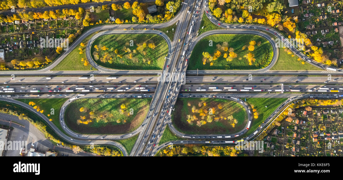 Autobahnkreuz Kleeblatt, A40 et A59 à l'heure de la route, embouteillages sur l'A40 près de Duisburg, jardins d'allotement, association d'allotissement KGV Neuland, Kleinga Banque D'Images