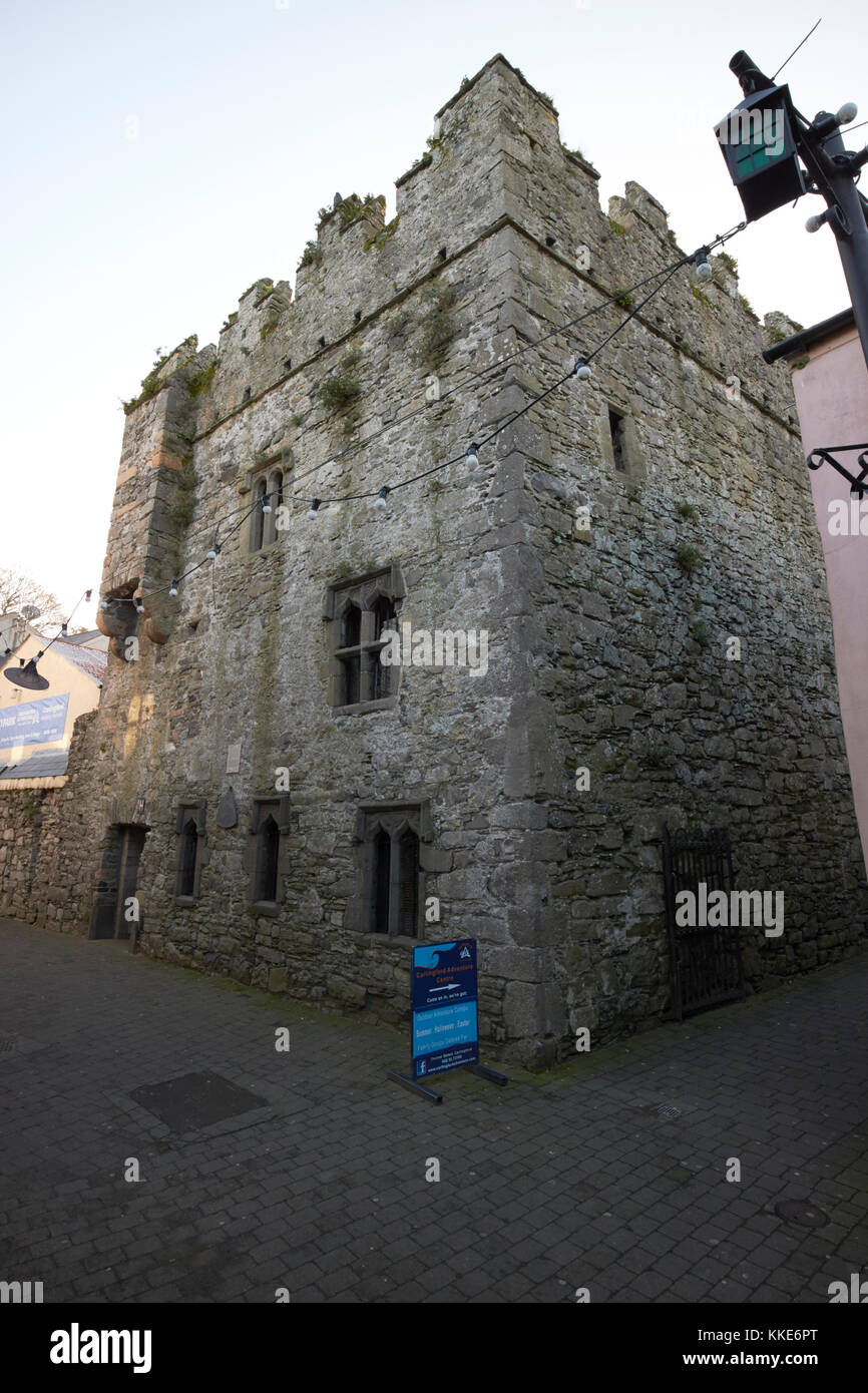 Maison de ville fortifiée de la monnaie dans la rue historique de tholsel carlingford dans le comté de Louth république d'Irlande Banque D'Images