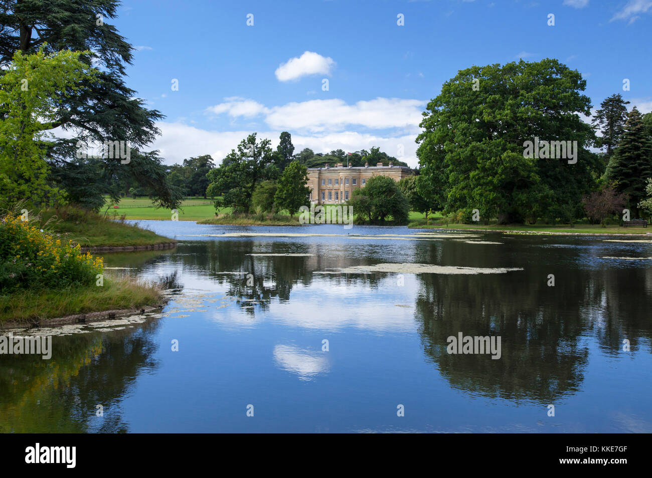 Spetchley Park Gardens, maison et le lac à Worcestershire Banque D'Images