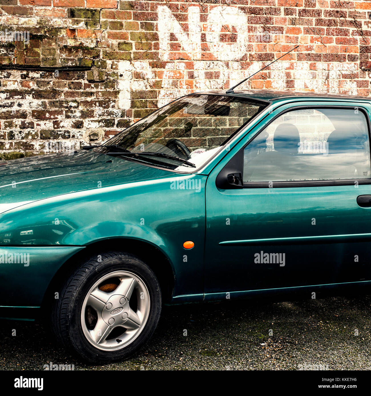 Voiture garée par 'no parking sign', UK, montrant disobediance et violer la règle de stationnement Banque D'Images