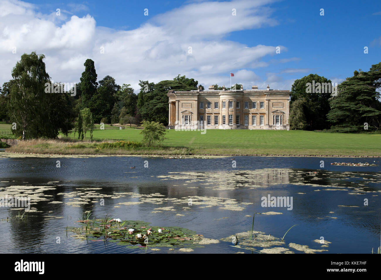 Spetchley Park Mansion et le lac à Worcestershire Banque D'Images