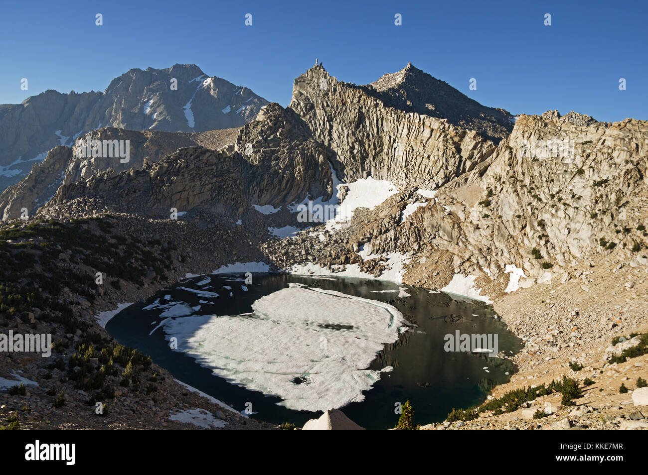 Grand Lac-de-poule et pic sans nom université pyramide crown mountain neige près de col de kearsarge dans les montagnes de la sierra Nevada de Californie Banque D'Images