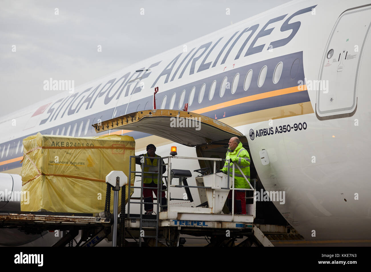 Singapore Airlines Airbus A350 cargo fret chargement en soute à l'aéroport de Manchester Banque D'Images