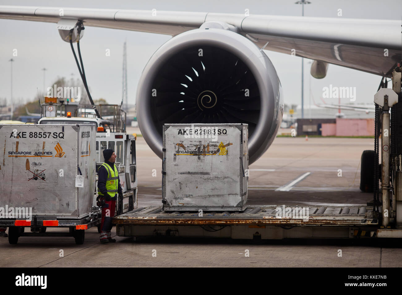 Singapore Airlines Airbus A350 cargo fret chargement en soute à l'aéroport de Manchester Banque D'Images