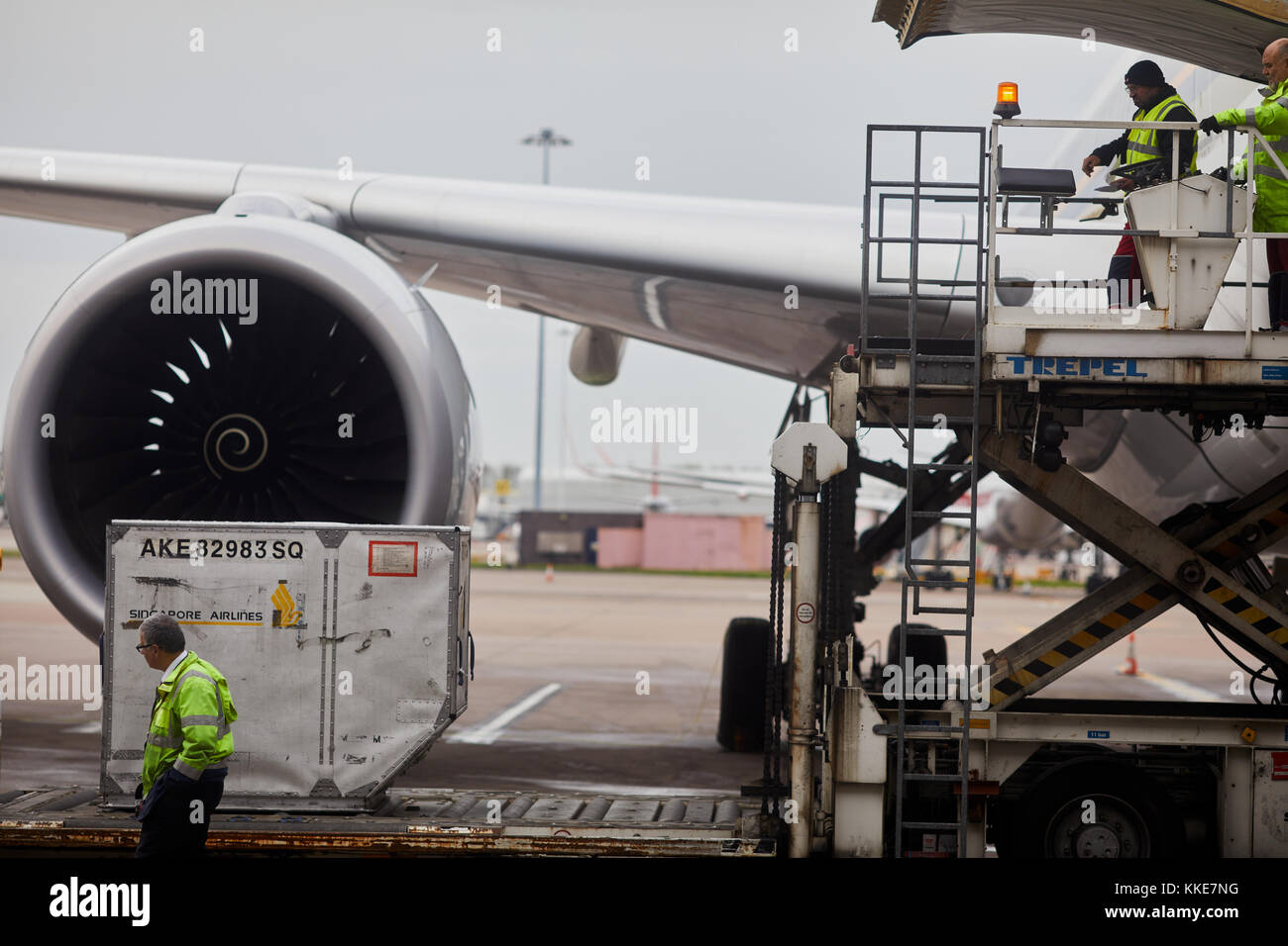 Singapore Airlines Airbus A350 cargo fret chargement en soute à l'aéroport de Manchester Banque D'Images