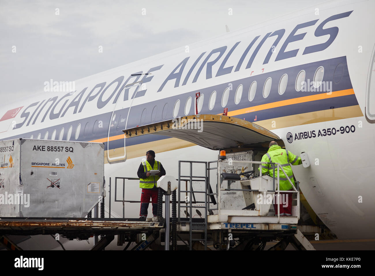 Singapore Airlines Airbus A350 cargo fret chargement en soute à l'aéroport de Manchester Banque D'Images