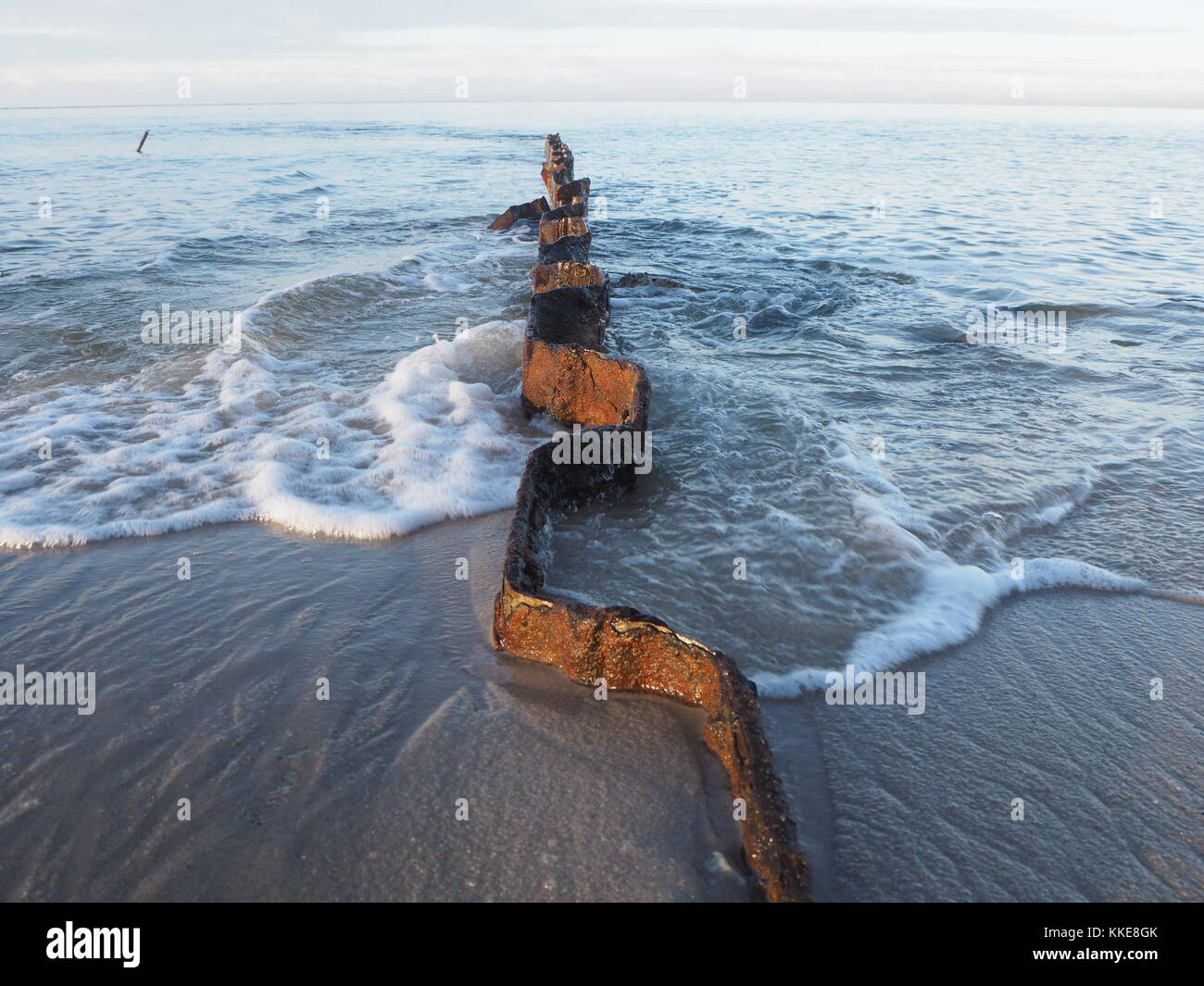 Disjoncteur d'onde sur la plage de sable à sylt Banque D'Images