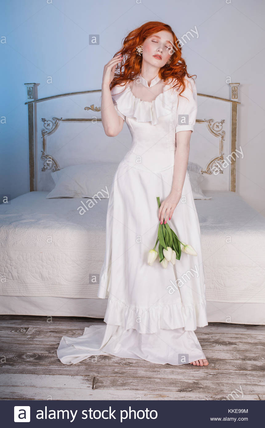 Femme Avec De Longs Cheveux Bouclés En Blanc Vintage Robe De