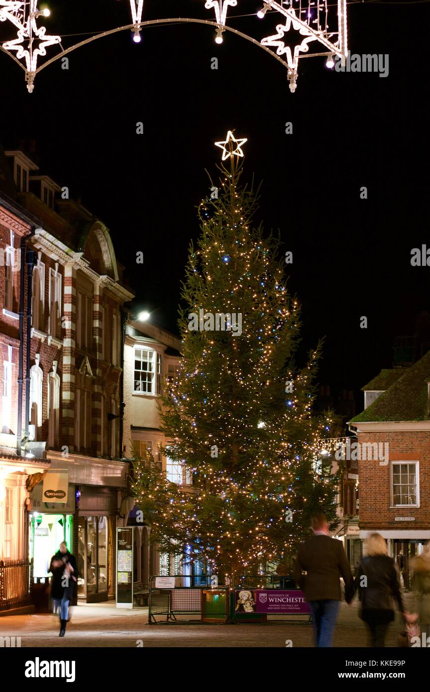 Décorations de Noël sur la rue principale à Winchester, Hampshire, Royaume-Uni 2017 Banque D'Images