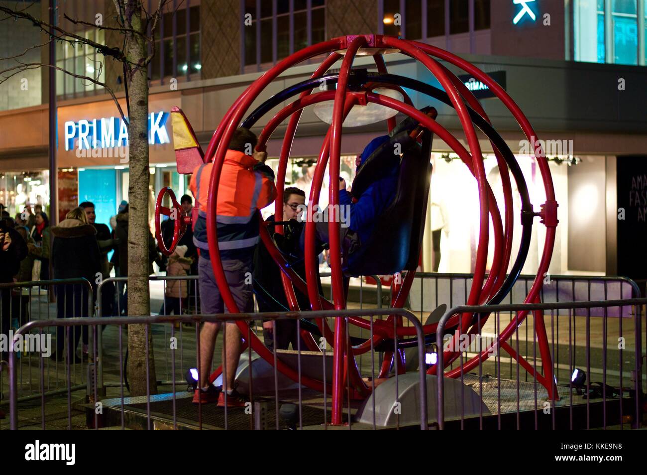 Garçon sur gyroscope spinning ball ride à Hemel Hempstead lumières de Noël sur l'interrupteur extérieur de primark, 2017, Hertfordshire uk Banque D'Images