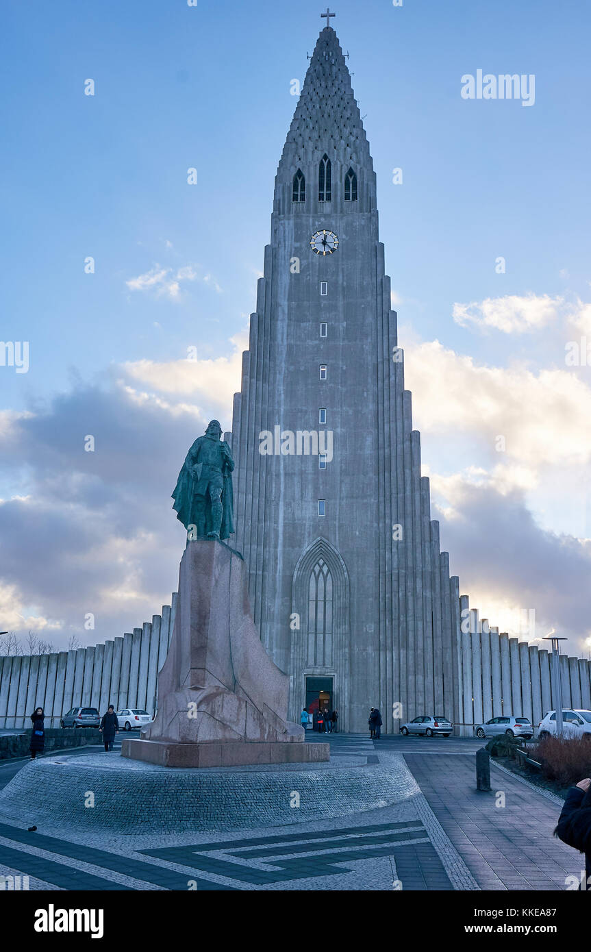 Reykjavik, Islande - 22 janvier 2016 : l'église Hallgrimskirkja se fanent pendant les derniers mois, un populaire attraction touristique islandaise. Banque D'Images