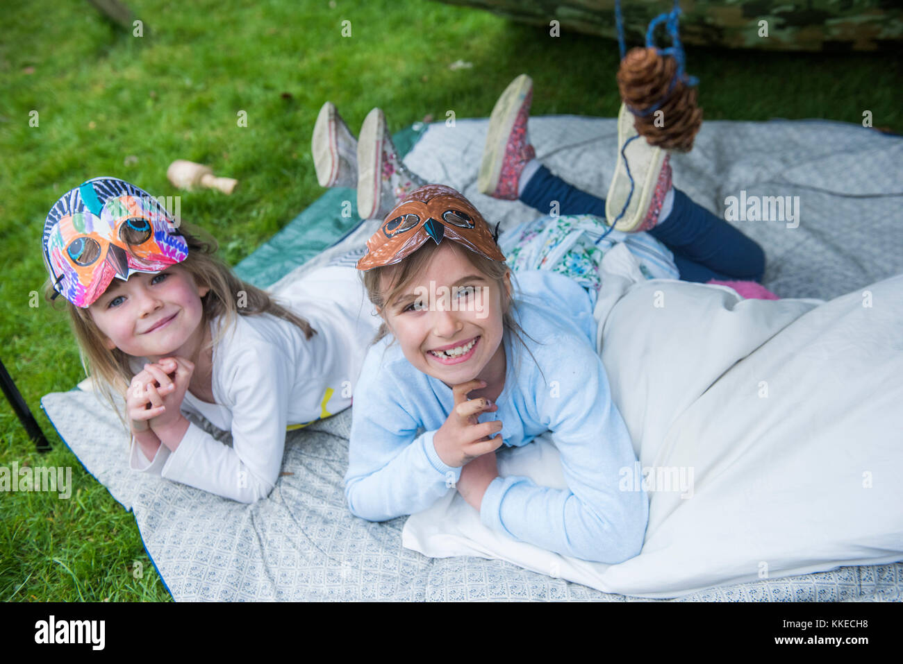 Événement sleepout big wild pix . Des images de jeunes enfants/ les enfants et les parents dans leur jardin à l'arrière du milieu de l'après-midi jusqu'à la nuit, profitent d'activités, par exemple, la fabrication d'un den, à la recherche de bugs, publiant de la nourriture pour chiens pour les hérissons, faire griller des guimauves autour d'un feu de camp, espèce de piégeage, à la recherche de la faune nocturne. Banque D'Images