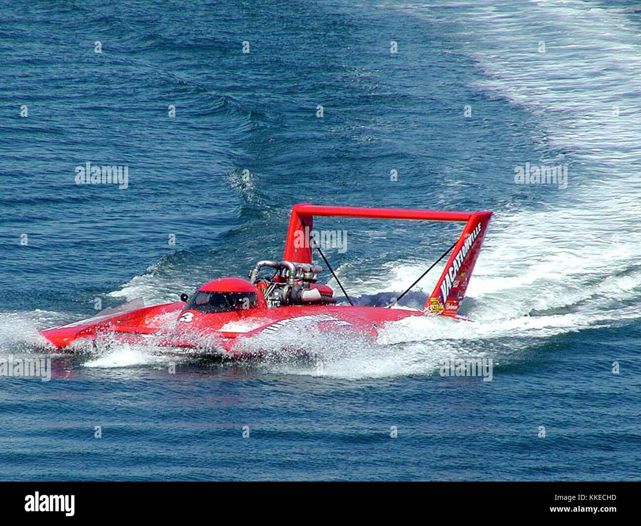 Une image de la course 5, prise avec un appareil photo numérique Olympus, montrant un événement de course. La photo met en évidence l'action à grande vitesse de la course et capture l'intensité de la compétition. Banque D'Images