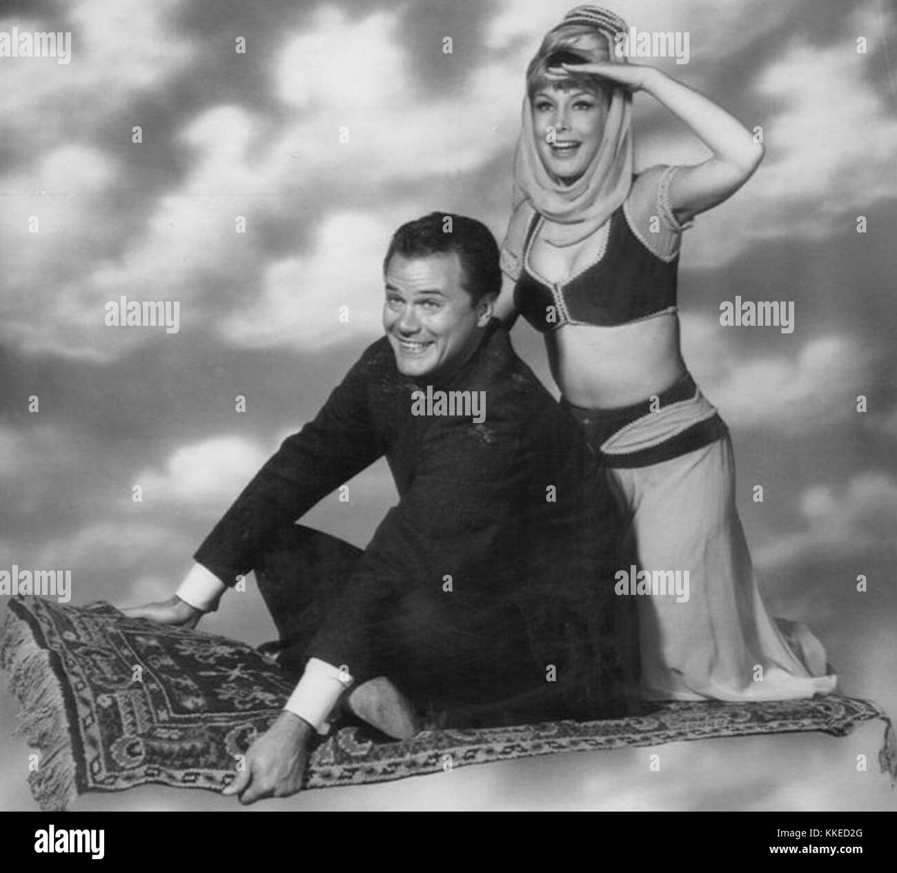 Cette image fait référence à la célèbre série télévisée américaine 'I Dream of Jeannie', avec Barbara Eden, diffusée dans les années 1960 Il est connu pour sa représentation humoristique d'un génie et de son maître. Banque D'Images