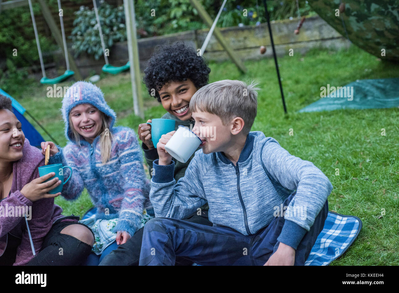 Événement sleepout big wild pix . Des images de jeunes enfants/ les enfants et les parents dans leur jardin à l'arrière du milieu de l'après-midi jusqu'à la nuit, profitent d'activités, par exemple, la fabrication d'un den, à la recherche de bugs, publiant de la nourriture pour chiens pour les hérissons, faire griller des guimauves autour d'un feu de camp, espèce de piégeage, à la recherche de la faune nocturne. Banque D'Images