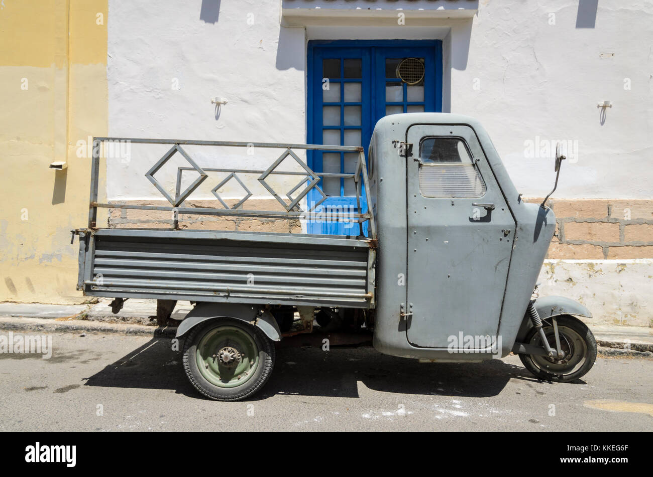 Vieux camion véhicule utilitaire à trois roues sur l'île d'Egine, Grèce Banque D'Images