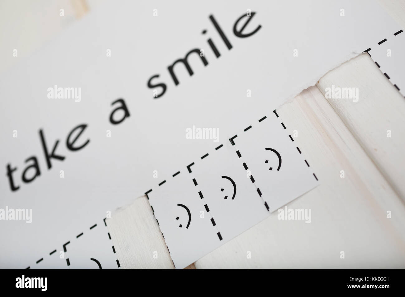 Un papier avec la phrase : Prendre un sourire et signe avec le sourire prêt à être arraché. DOF. L'accent est mis sur le sourire signe. Banque D'Images