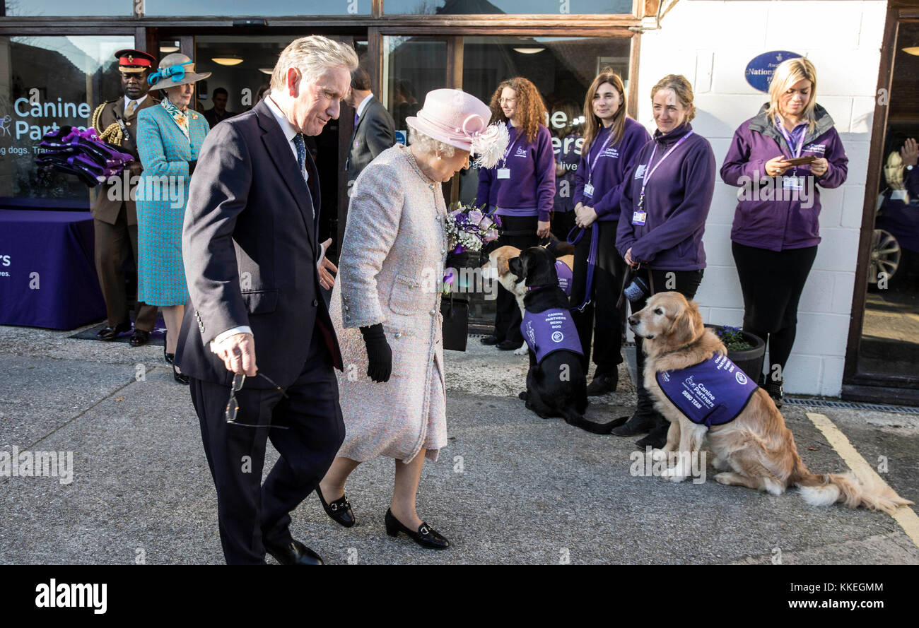 La reine Elizabeth II visite le siège de l'organisme de bienfaisance "Partenaires" canine à Midhurst dans le Sussex. Banque D'Images