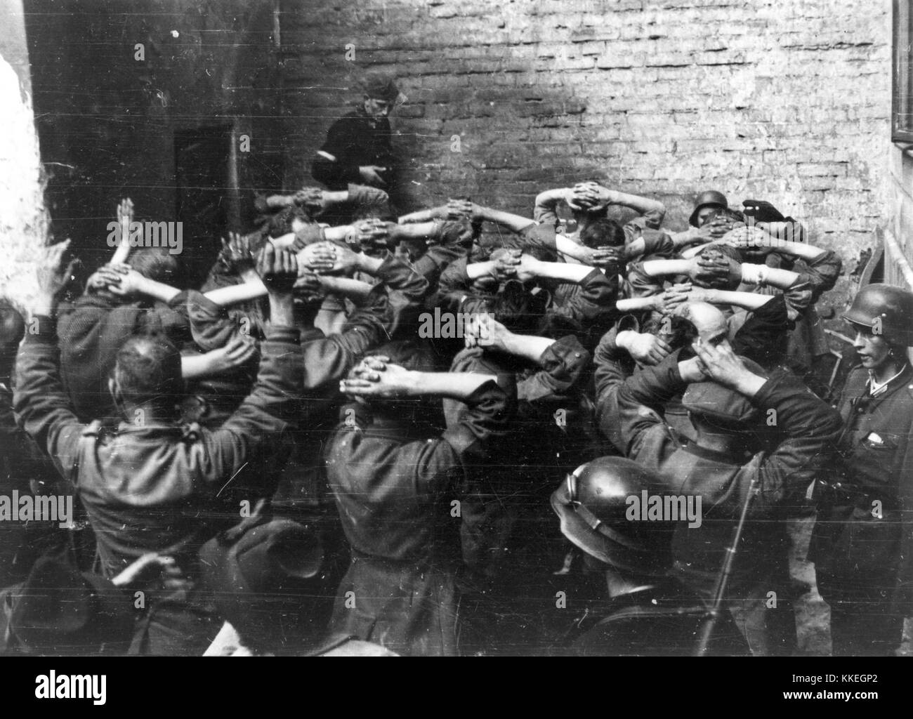 Une photographie du photographe Lokajski représentant le soulèvement de Varsovie, montrant des prisonniers de guerre de l'Armée de l'intérieur polonaise (pâtes). Banque D'Images