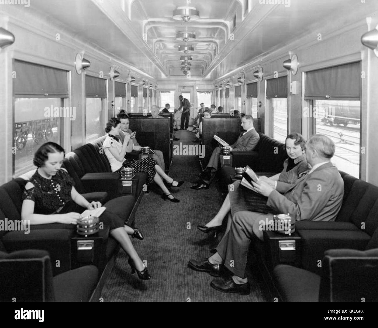 La voiture d'observation de salon Union Pacific, construite en 1940, était une luxueuse voiture de tourisme conçue pour le confort et le tourisme. Il reflète les normes élevées de voyage en train pendant l'âge d'or des chemins de fer. Banque D'Images