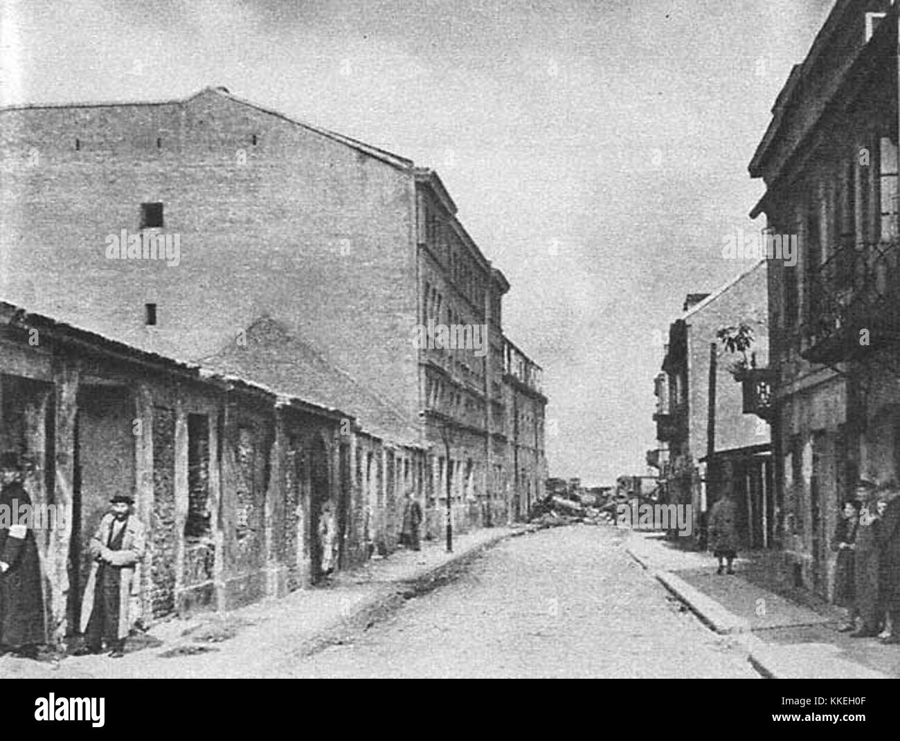 Le soulèvement de Varsovie est un événement important en 1944, où la résistance polonaise lutte contre l'occupation allemande. L'image représente une rue avec une barricade à Wola, l'un des endroits clés pendant le soulèvement. Banque D'Images