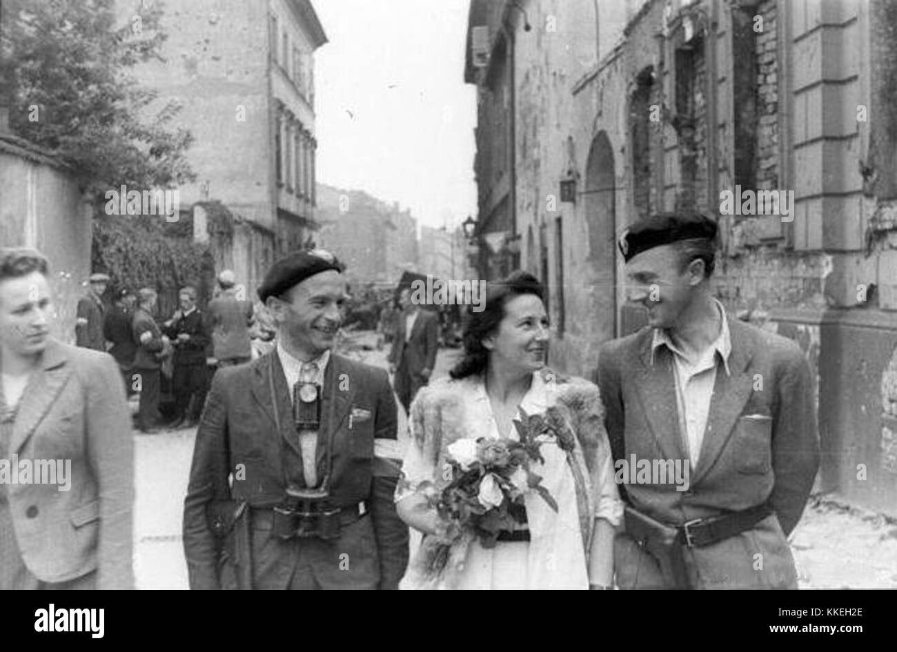 Photographie du soulèvement de Varsovie de 1944 représentant trois insurgés sur la rue Warecka près de l'intersection Nowy Åšwiat. Les interprétations de l'image varient, certaines sources suggérant qu'ils sont des jeunes mariés et un témoin, tandis que d'autres proposent qu'elle montre une rencontre fortuite d'amis de différentes unités. Banque D'Images