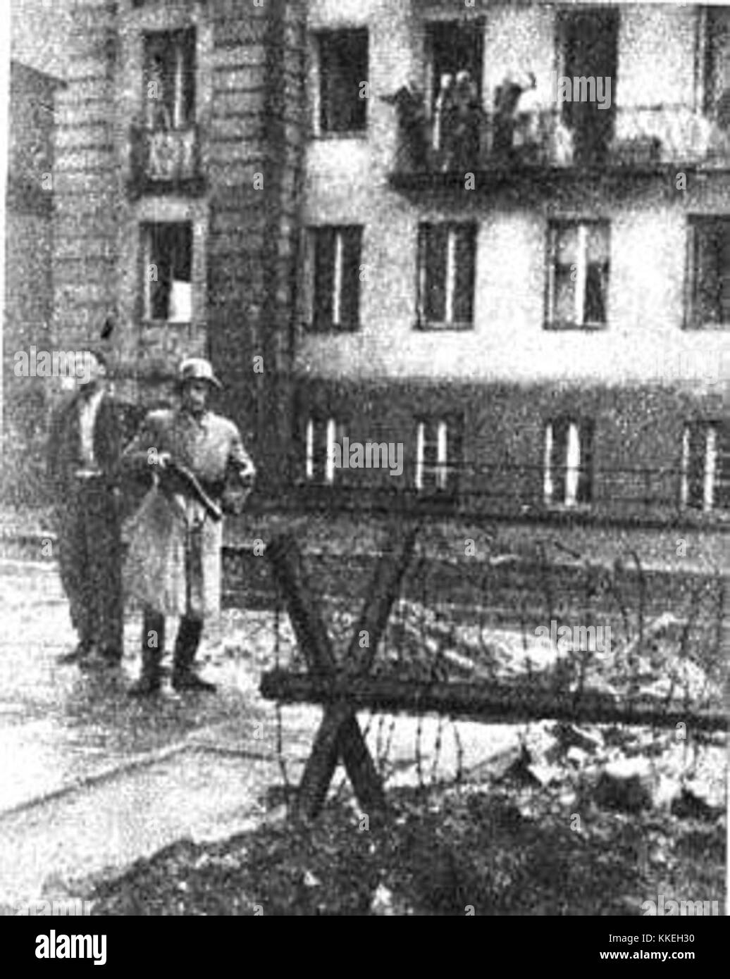 Une photographie historique du soulèvement de Varsovie, capturée par Szober, documentant l'intensité du conflit pendant la révolte de 1944. L'image montre la résilience et l'esprit des forces de résistance polonaises contre l'occupation allemande. Banque D'Images