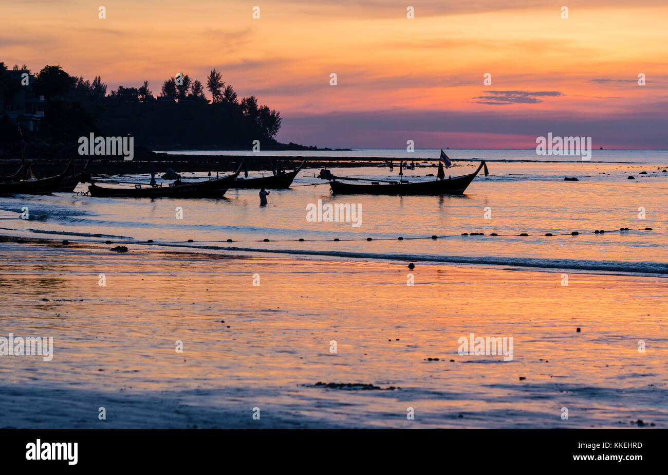 Long Tail boats au coucher du soleil sur la plage de Kamala, l'île de Phuket, Thaïlande Banque D'Images
