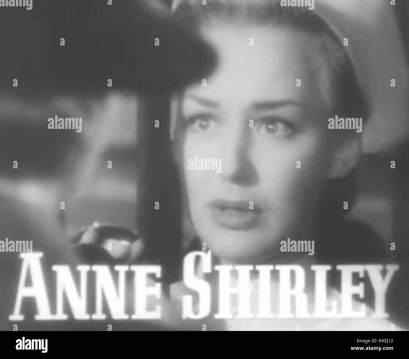Une image promotionnelle mettant en vedette l'actrice Anne Shirley du film de 1940 'Vigil in the Night', dans le rôle de Lucy Lee, une infirmière confrontée à des défis personnels et professionnels suite à un incident tragique. Banque D'Images