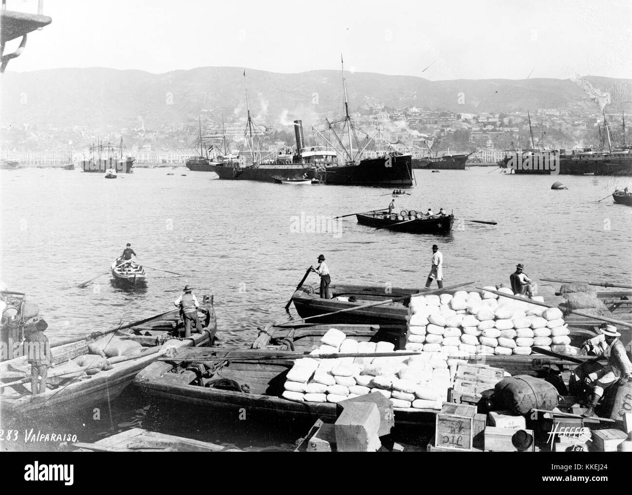 Puerto Valparaiso est un port maritime majeur situé à Valparaiso, au Chili. Elle sert de plaque tournante pour le transport maritime international, transportant une variété de marchandises, y compris des conteneurs et des marchandises en vrac, et joue un rôle vital dans l'économie de la région. Banque D'Images