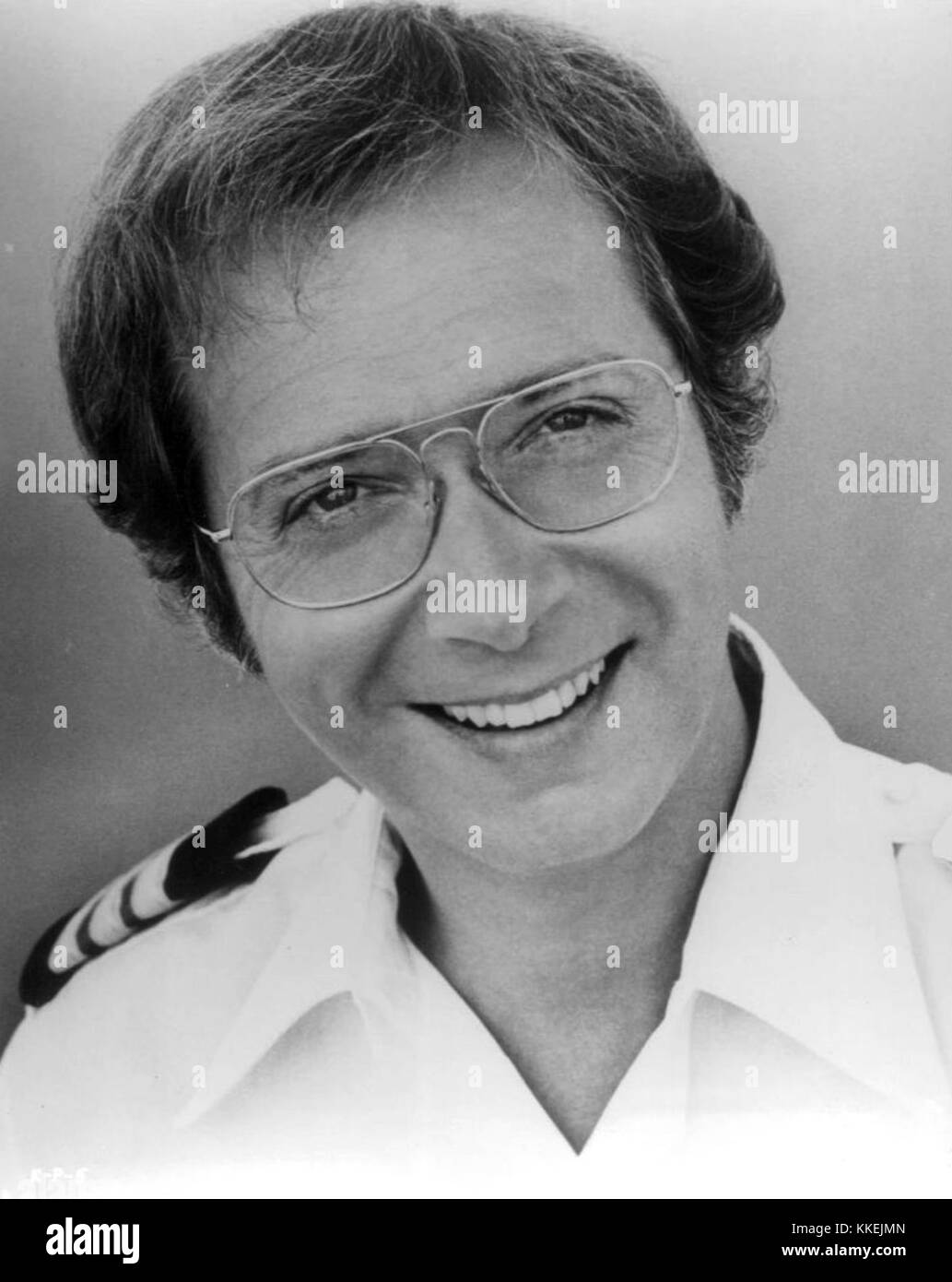 Une scène de la populaire série télévisée 'The Love Boat' mettant en vedette Bernie Kopell dans le rôle de Dr Adam Bricker. Le spectacle, connu pour ses complots comiques et romantiques, a duré de 1977 à 1986 et est devenu un incontournable de la télévision américaine. Banque D'Images