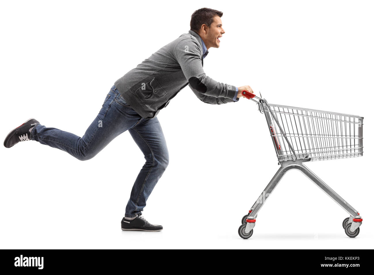 De toute la longueur un gars en cours d'exécution et en poussant un panier vide isolé sur fond blanc Banque D'Images
