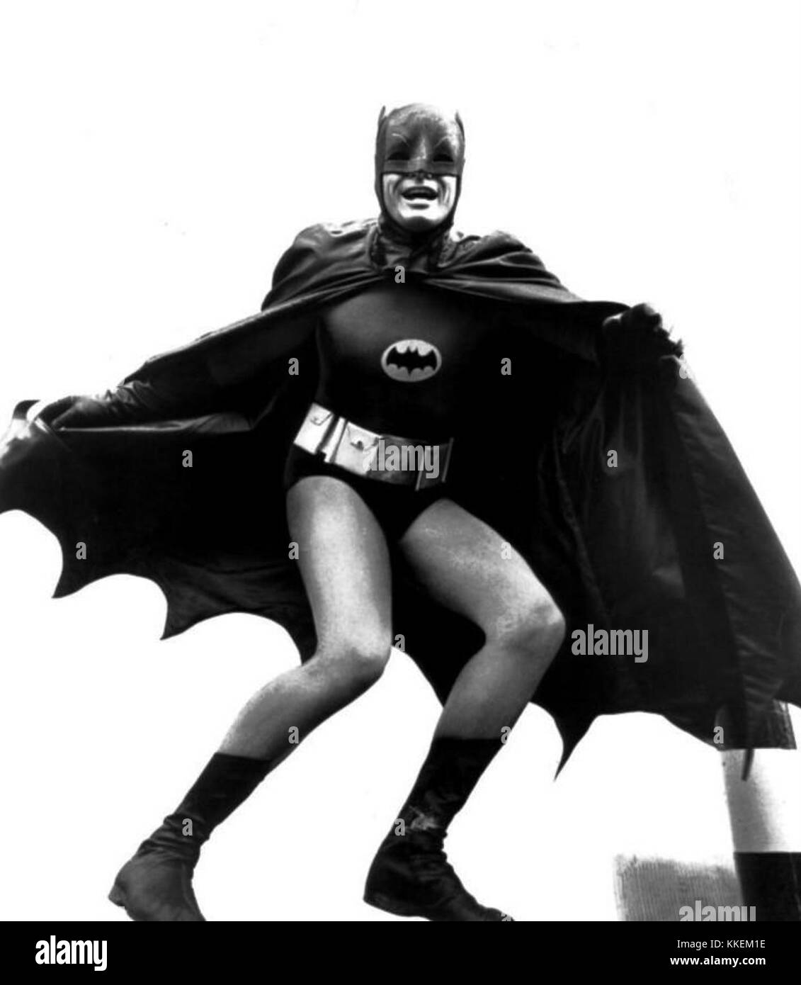 Une image promotionnelle de 1965 mettant en vedette Adam West dans le rôle de Batman, mettant en évidence son portrait du personnage emblématique de DC Comics dans la série télévisée des années 1960. Banque D'Images