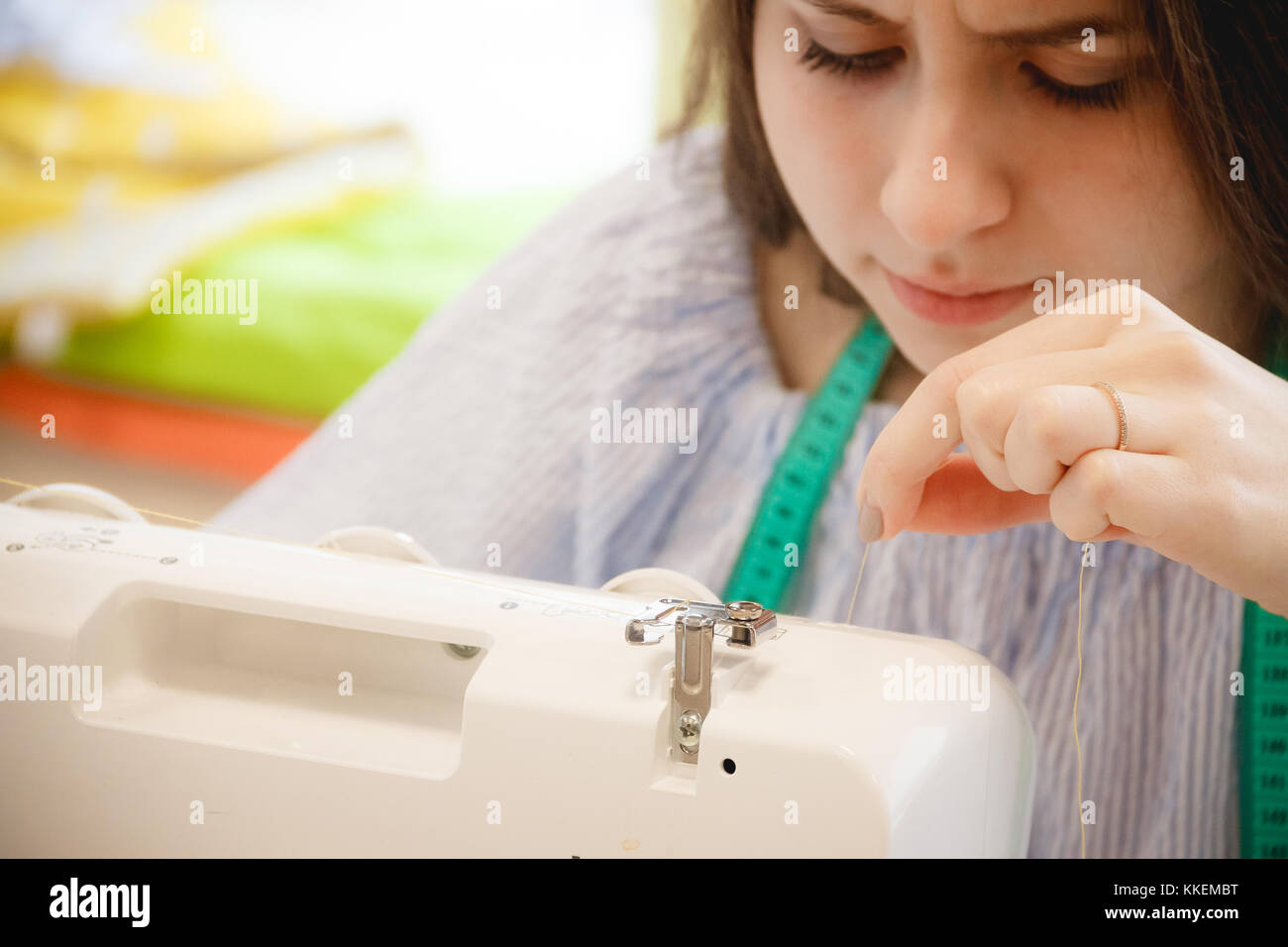 Femme travail de couturière sur la machine à coudre Banque D'Images Femme travail de couturière sur la machine à coudre Banque D'Images