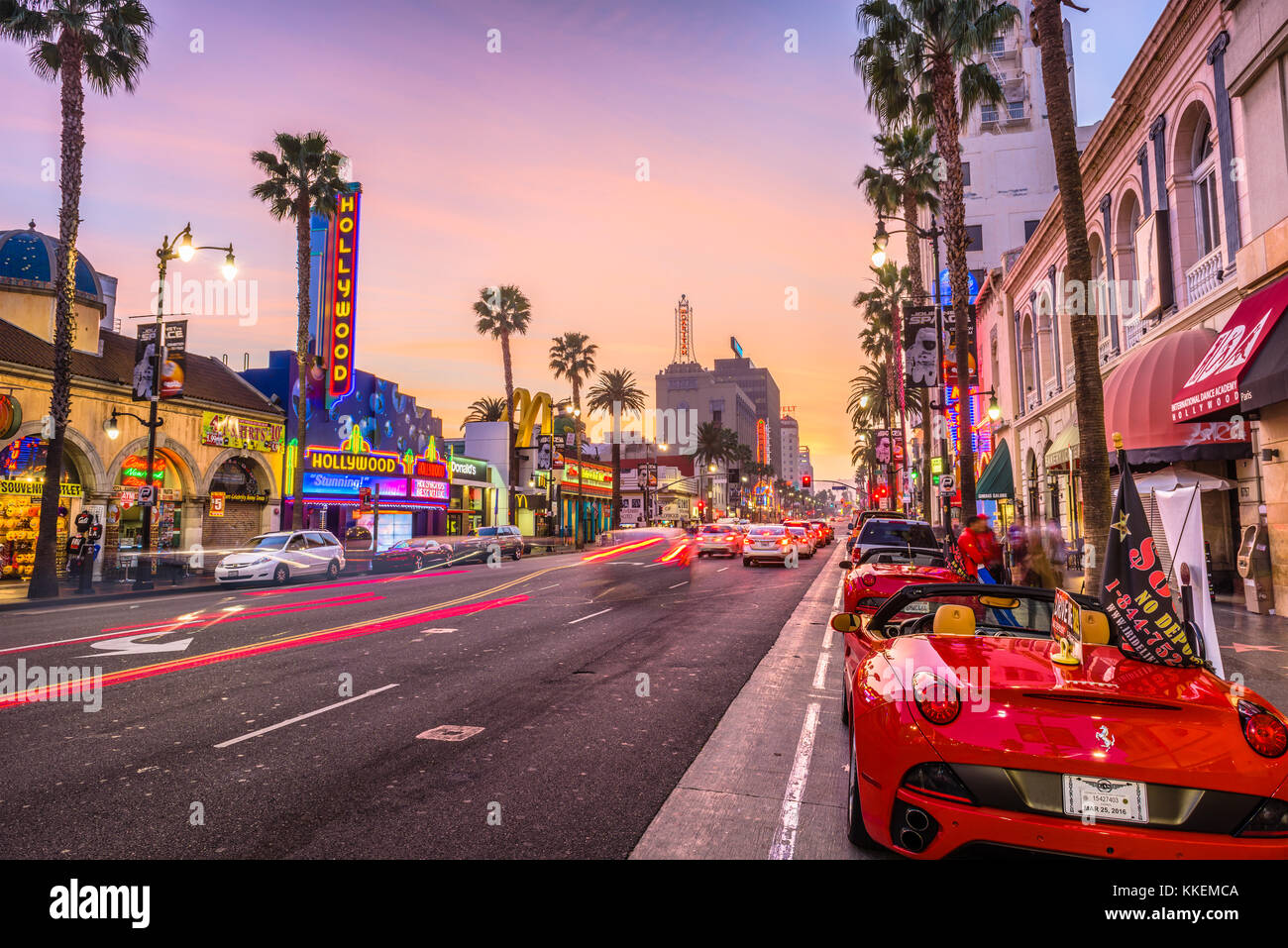 LOS ANGELES, CALIFORNIE - Le 1 mars 2016 : Le trafic sur Hollywood Boulevard au crépuscule. Le quartier des théâtres est une célèbre attraction touristique. Banque D'Images