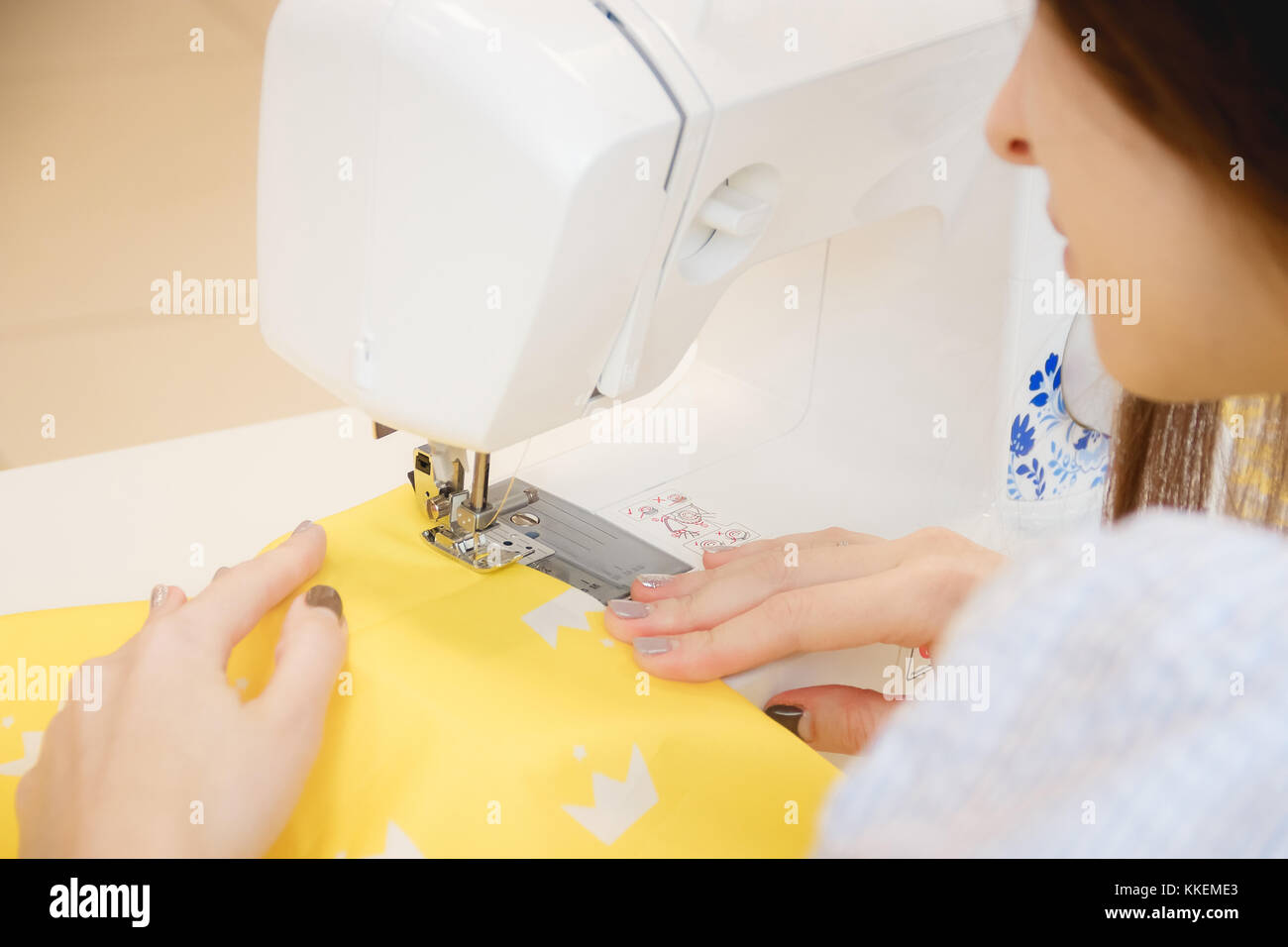 Femme travail de couturière sur la machine à coudre Banque D'Images Femme travail de couturière sur la machine à coudre Banque D'Images