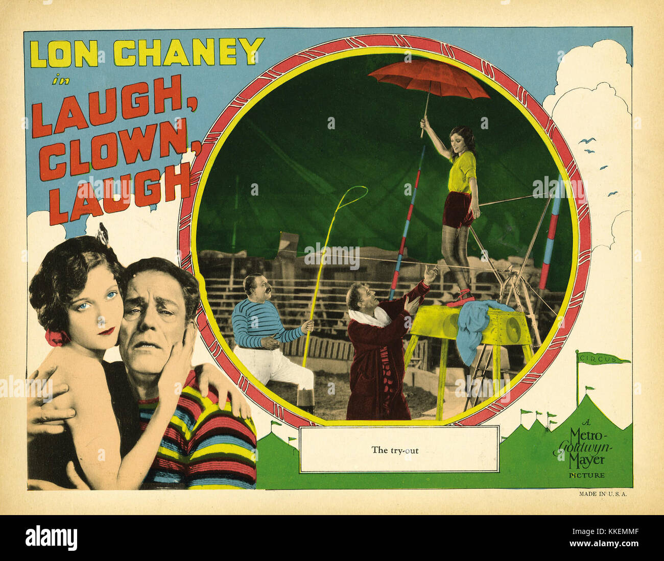 Cette affiche fait la promotion du film muet de 1928 *Laugh, Clown, Laugh*, avec Lon Chaney. Il présente un moment dramatique du film, connu pour la performance emblématique de Chaney en tant que clown de cirque tragique. Le film est remarquable pour sa profondeur émotionnelle et son influence dans les débuts du cinéma hollywoodien. Banque D'Images