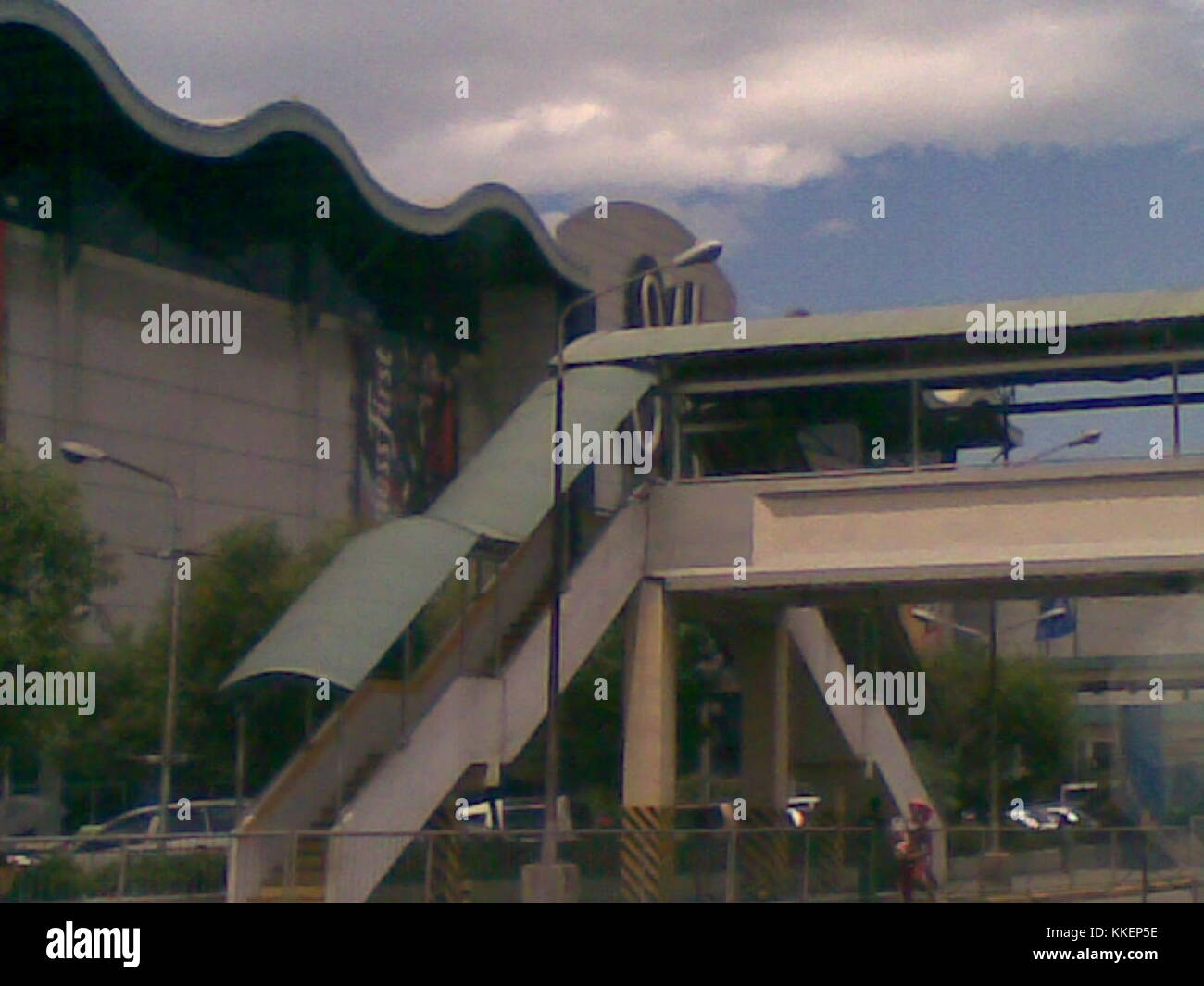 SM City Fairview est un centre commercial situé à Quezon City, aux Philippines, connu pour son design moderne, ses offres de vente au détail et son impact culturel sur la communauté locale. Banque D'Images