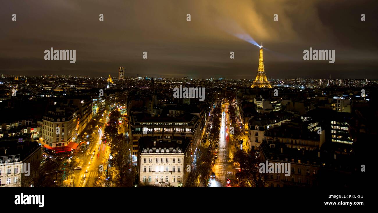 Ville animée de Paris, notamment sur les champs-Élysées où les Parisiens et les visiteurs se rassemblent. Voici une vue sur la ville avec la Tour Eiffel. Banque D'Images