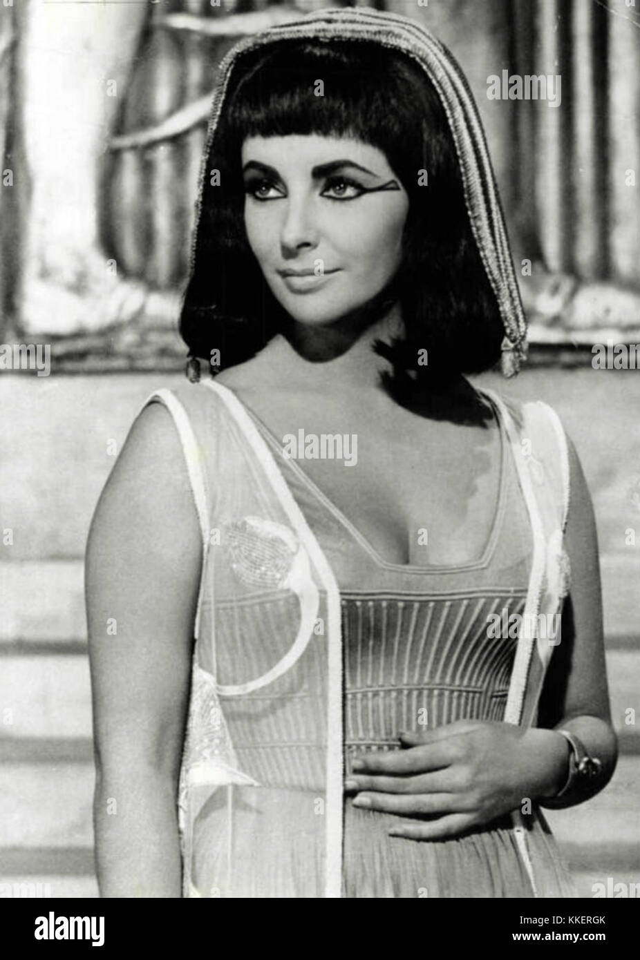 Une image promotionnelle d'Elizabeth Taylor dépeignant Cléopâtre dans le film de 1963 du même nom. Le film, réalisé par Joseph L. Mankiewicz, est réputé pour sa production élaborée et la performance emblématique de Taylor. Banque D'Images