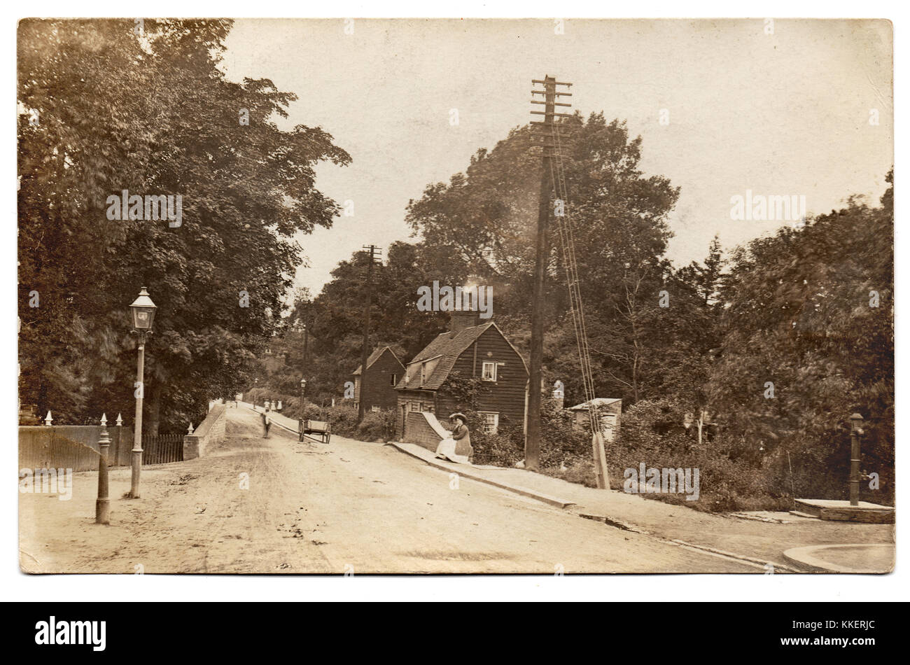 Au verso, est inscrit "Prittlewell (près de prieuré) app 1895'. C'est l'Avenue Victoria, Prittlewell, Southend-on-Sea, Essex, Angleterre, alors connu sous le nom de North Street, par l'entrée de ce qui est maintenant le Parc du Prieuré, où la route traverse Prittle Brook, à la fin du xixe siècle. Banque D'Images